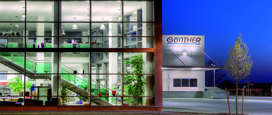 dueg_Showroom bei Nacht